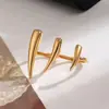 Fotos de Diseño de Moda Europeo y Americano Anillo de Garra Sensible a la Luz de una Sola Pieza Estilo Ins Anillo Geométrico Asimétrico de Gota Larga para Mujer