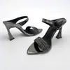 2026 Verano Nuevo Estilo Punta Fina Pedrería Tacones Altos Mujer Tacón de Herradura Punta Abierta Negro Sandalias Sexys de Una Correa Zapatos para Mujer