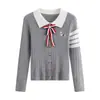 Cárdigan de punto ajustado con cuello polo y pajarita blanca de contraste, estilo universitario primavera 2026, top extremadamente elegante para mujer