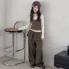 Nueva colección de otoño de ropa para niñas: conjunto elegante y a la moda de tres piezas que incluye un top tipo camisola, una falda y pantalones para niñas