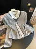 Cárdigan de punto a rayas tipo dos piezas para mujer, nuevo estilo de principios de otoño con diseño a rayas inspirado en Chanel, capa base de manga larga A13497