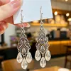 Novos brincos longos estilo chinês vintage com borlas esculpidas, brincos estilo étnico com pingente de gota de cristal falso vintage com design vazado para férias