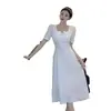 Vestido Blanco Sencillo de Cuello Cuadrado Estilo Francés, Nuevo Modelo Verano 2026, Estilo Suave para Figuras Pequeñas, Ceñido a la Cintura, Elegante Vestido de Longitud Media