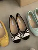 Sapatos femininos baixos, pequenos e elegantes, nova coleção primavera/outono 2024, sapatilhas vermelhas, estilo francês, sapatos de noite gentis e elegantes