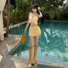 Bikini amarillo estilo vacacional con una sexy falda pareo, diseño de dos piezas, estilo de falda de alta gama, impresionante para la playa junto al mar