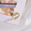 Anel Luxuoso Estilo Europeu e Americano com Corrente Enrolada e Pedra de Ovo de Pombo Incrustada, Apresentando um Design de Laço, Joia Simples de Cobre