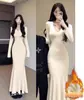 Vestido de punto blanco estilo loto cola de pez para mujer, Otoño e Invierno, Forro polar, Ajustado al cuerpo, Falda larga, Estilo Old Money