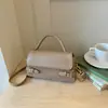 Bolsa de mão pequena única e estilosa para mulheres, novo modelo de verão 2026, alto valor estético, cor sólida, bolsa de ombro e transversal feminina de nicho