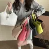 Cesta de Alimentos de Design Vintage de Nicho para Carregar na Mão Novo Estilo 2025 para Mulheres Lenço de Seda Simples para o Dia a Dia Bolsa Grande de Ombro Transversal