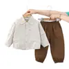 2025 Novo Conjunto de Duas Peças com Estampa em Inglês para Meninos - Jaqueta e Calça - Atacado Direto da Fábrica