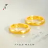 Anillo de diseño sencillo y banda ancha con círculo interior grabado, fabricado en oro arena chapado con una fuerte retención del color, adecuado para el dedo índice.