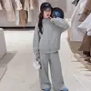 Conjunto de otoño para niñas 2026 nuevo estilo, sudadera con capucha de moda para chicas de secundaria, ropa deportiva estilo coreano para niños de primavera y otoño