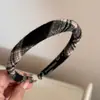 Diadema Envuelta en Tela a Cuadros Estilo Academia con Acabado de Alta Gama, Diseño de Ola Alta, Diadema Dentada Antideslizante, Accesorio para el Cabello para Mujeres