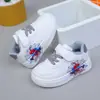 Zapatos Deportivos para Niñas 2026 Primavera Nuevo Estilo Zapatos Pequeños y Medianos para Niños Suela Suave Versátiles Zapatos Blancos para Niños