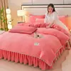Conjunto de Quatro Peças de Lã Leite Espessa e Quente para Outono e Inverno Cor Sólida Estilo Saia de Cama de Luxo Leve Conjunto de Três Peças de Flanela de Alta Gramatura