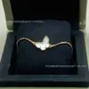 Fanjia versión superior collar pequeño de mariposa y nácar blanco, cadena para clavícula para mujer, chapado en oro de 18 quilates, pulsera de trébol de cuatro hojas de lujo ligero fábrica