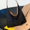 Bolso de mano de gran capacidad con diseño de nicho para mujer, primavera 2023, sencillo e informal, bolso de hombro a la moda, bolso de mano para debajo del brazo.