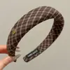 Diadema Nueva Retro 2026 Hace que la Cara se Vea Más Pequeña Diadema Elegante para Mujeres Ilumina la Piel No Aprieta la Cabeza Estilo Perezoso Pinzas para el Cabello Accesorios para el Cabello Mayoreo