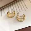 Agulha de prata, metal de três camadas com detalhes em diamante, brincos em forma de C, exalando uma vibe luxuosa e sofisticada, brincos versáteis, design único e acessórios estilosos