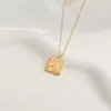 Collar Minimalista Cuadrado de Acero Titanio con Pliegues Lisos para Mujer Chapado con Colgante Cuadrado Simple de 18k Cadena para Clavícula Joyería Versátil de Lujo Ligero
