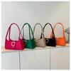 Bolso pequeño de fieltro de moda con temperamento suave para mujer 2023 Verano color liso simple bandolera para debajo del brazo multicolor opcional
