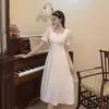 Vestido Blanco Sencillo de Cuello Cuadrado Estilo Francés, Nuevo Modelo Verano 2026, Estilo Suave para Figuras Pequeñas, Ceñido a la Cintura, Elegante Vestido de Longitud Media