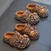 Chinelos de algodão infantis de inverno, quentes e forrados com fleece, impermeáveis, estampa de leopardo, para bebês e crianças pequenas, antiderrapantes, com design de calcanhar fechado