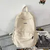 Mochila vintage de cor cáqui com textura levemente amassada, estilo minimalista japonês, adequada para estudantes universitários para aulas e passeios, oferecendo uma sensação descontraída