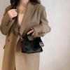 Bolso de mano para mujer, primavera y verano 2023, pequeño bolso cuadrado de felpa para mujer, bolso de mano para hombro.