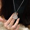 Venta al por mayor de colgante de Buda de calcedonia blanca hielo, red de jade Maitreya rojo, colgante de collar de ágata blanca, suministro en vivo