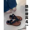 Sandalias de cuña de diseño de nicho de moda de verano versión coreana 2026 para mujer, punta redonda, punta abierta, tacón bajo, chanclas para mujer