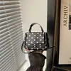 Bolsa feminina de ombro único, transversal, de mão, simples e moderna, com poá, 2026, nova e fresca para o outono, de grande capacidade, pequena e quadrada, fashion