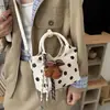 Bolso cubo de ante con lunares estilo coreano súper popular y versátil para mujer, nuevo modelo 2026, bolso de hombro y cruzado moderno y a la moda para el trabajo