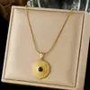 Estilo Retro Francés Tendencia de Personalidad Ojo de Tigre Imitación Incrustado Espiral en Relieve Colgante Chapado en Oro Joyería de Acero Inoxidable Collar