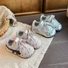 Zapatos para caminar de bebé, zapatos para niñas, nueva colección primavera/otoño 2026, zapatos para bebé de suela blanda, zapatos de lunares para niñas con cierres de velcro, tenis para niños pequeños
