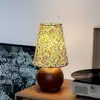 Lámpara de mesa estilo Ins, de alto valor cromático, plisada, estilo retro nórdico, para chica, celebridad de Internet, dormitorio, luz de noche sencilla