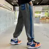 Z770 Yang Temprano Niños Primavera 2024 Nuevo Tendencia de Moda Deportiva Color Brillante Cinta de Letras Pantalones de Pierna