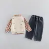 Conjunto de chaleco de punto de moda para niños, nuevo estilo 2026, camisa a cuadros elegante, atuendo casual y moderno de tres piezas