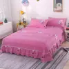 Faldón de Cama Cepillado Colcha de una Pieza Lavada Cama de 1.8m Cubierta Protectora Amigable con la Piel para Dormir Desnudo Falda de Encaje de Moda Ropa de Cama