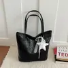 Elegante bolso de mujer 2026 nuevo modelo, gran capacidad, adecuado para el trabajo y los desplazamientos, bolso tote tejido de alta gama a la moda, moderno