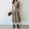 Nuevo vestido largo de punto chic coreano para otoño e invierno, versátil, con cuello en V y entallado a la cintura para mujer