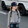 Conjunto de cárdigan de punto a cuadros patchwork para niñas 2026 Nueva moda y súper lindo Jeans de pierna ancha para niñas Atuendo de otoño