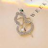 Broche de Metal con Forma de Serpiente Verde Personalizado de Nuevo Estilo Transfronterizo Europeo y Americano Accesorios de Yiwu Exquisito Pin Broche Anti-Exposición para Mujer