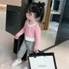 Roupa Feminina Infantil para Primavera e Outono Camiseta de Manga Longa Estilo Ocidental para Bebê Personalidade Infantil Marca Tendência Estilo Coreana Moda Top com Ombro à Mostra Falso Duas Peças