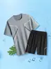 Traje de malla transpirable para hombre, conjunto de camiseta de manga corta fina y pantalones cortos de verano, un atuendo deportivo casual a la moda