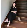 Conjunto Elegante de Três Peças com Xale 2026 Novo Gola Redonda Malha Manga Cintura Marcada Estilo Preguiçoso de Férias