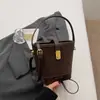 Bolsa Balde de Mão Estilosa Retro para Mulheres, Novo Modelo Primavera 2026, Bolsa de Ombro e Transversal de Alto Valor de Nicho