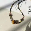 Colgante de Piedra Ojo de Tigre Estilo Étnico Vintage Collar Pequeño de Flores con Cuentas para Mujeres Personalidad Artística Tendencia de Moda Gargantilla Cadena para Suéter
