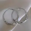 Aretes de Aro Grande Torcido Transfronterizo Europeo y Americano para Mujer 2024 Nuevo Nicho Exagerado Elegante Lujo Accesible Aretes de Aro Liso