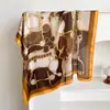Cadeia de estilo europeu e americano Pequeno quadrado de seda estampado Lenço de seda Lenço de cabeça Cachecol feminino de primavera e verão Cachecol de proteção de pescoço Lenço profissional